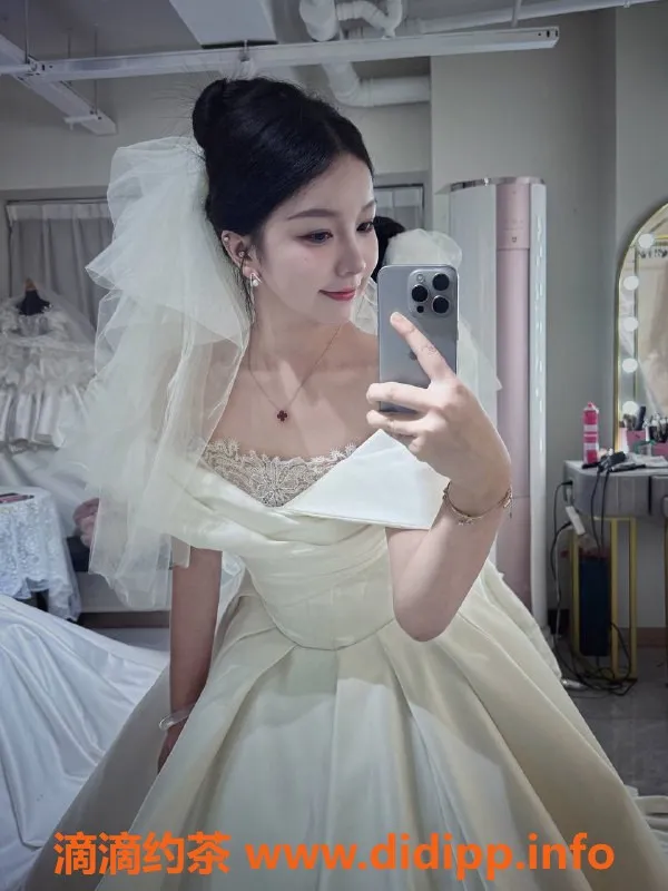 杭州楼凤-上城区嫩妹许梦辰，900元起享巨乳舌吻服务