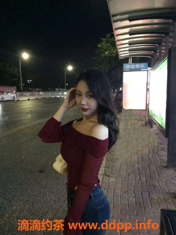 杭州楼凤-上城区嫩妹许梦辰，900元起享巨乳舌吻服务