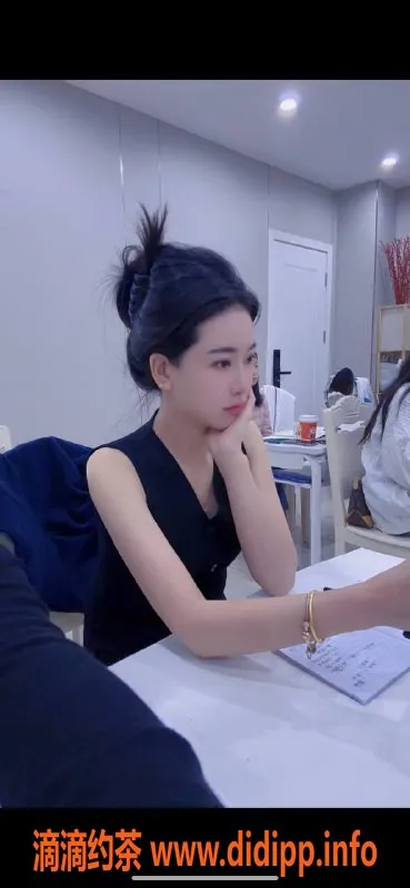 成都楼凤-高新区乐瑶，165cm高颜值，900/60分钟超值体验