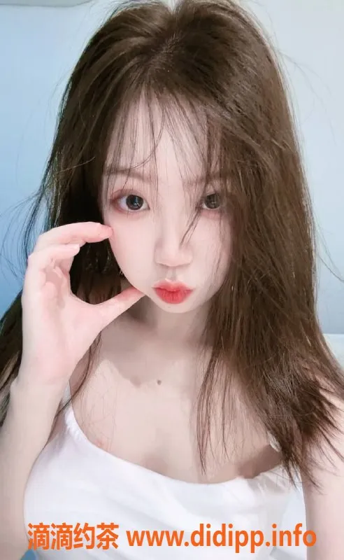 成都楼凤-武侯区萝莉嫩妹小小，700元体验服务