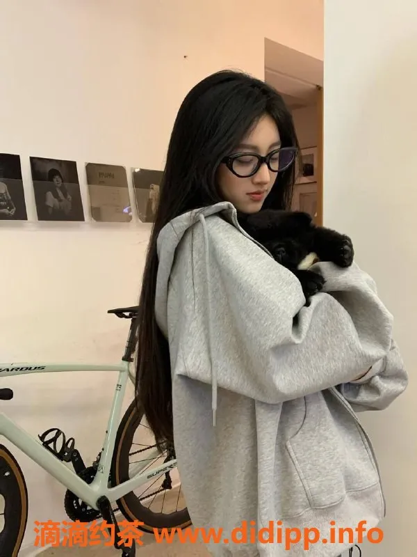 杭州楼凤-滨江区云允儿：165cm甜美学生，陪浴角色扮演