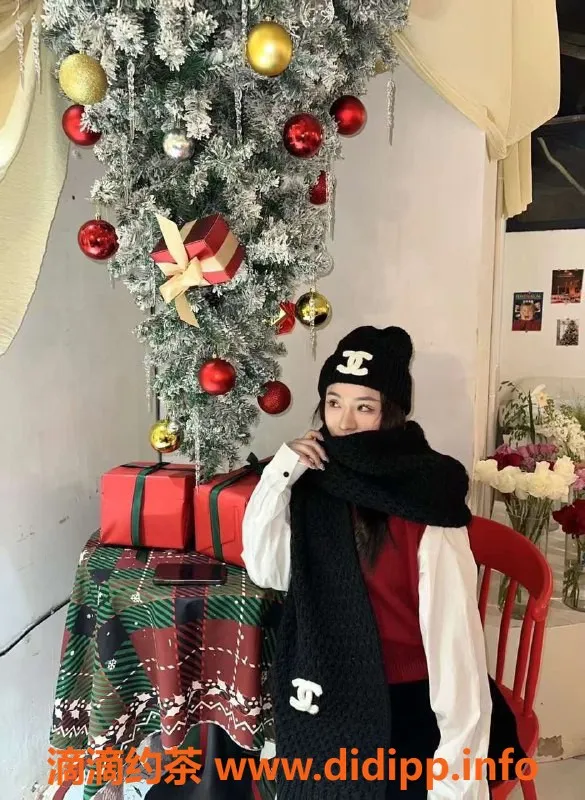 福州楼凤-台江区葡萄，24岁甜美嫩模，800P深喉服务