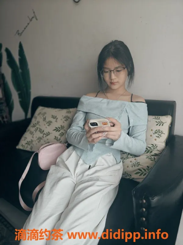 成都楼凤资源信息,成华区清纯眼镜娘小樱桃，紧致无纹身，带你体验女友感