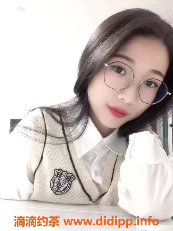 广州楼凤-天河御姐诗诗，6P大胸服务等你来体验！