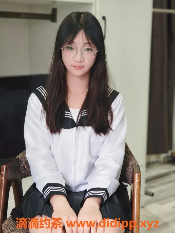 成都楼凤-成华区17岁小忆，160cm白虎，完美体验只需冲！