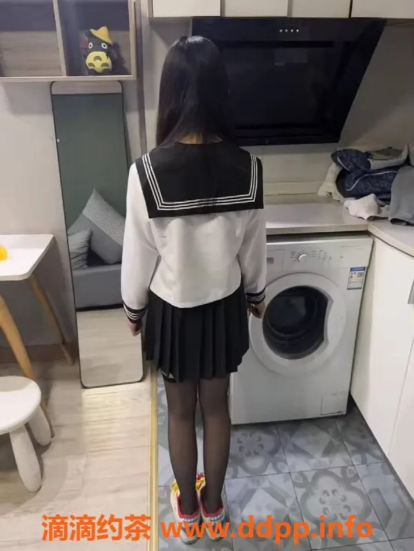 成都楼凤-成华区17岁小忆，160cm白虎，完美体验只需冲！