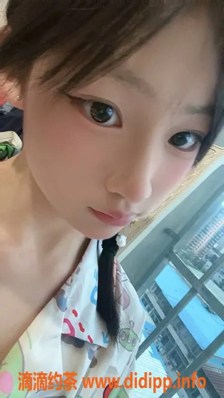 成都楼凤-成华区17岁小忆，160cm白虎，完美体验只需冲！