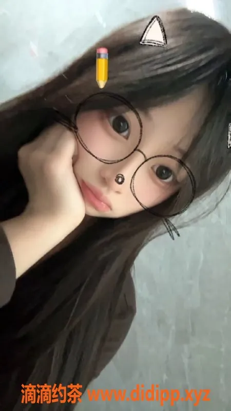 成都楼凤-成华区17岁小忆，160cm白虎，完美体验只需冲！