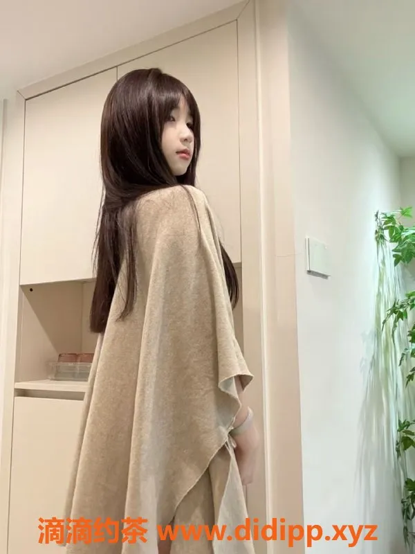 重庆楼凤-18岁苏萌兼职艺体生，165cm C罩杯倾情服务