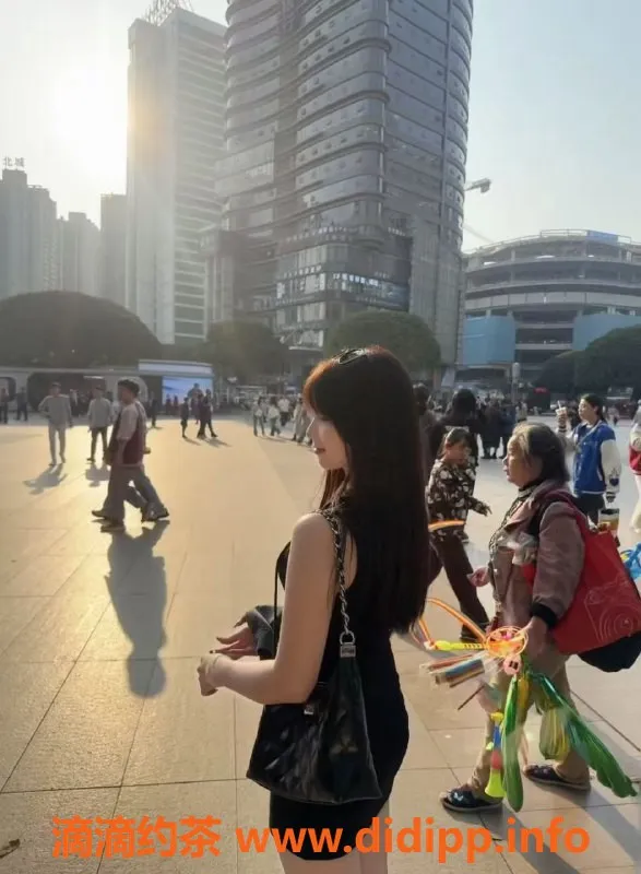 重庆楼凤-18岁苏萌兼职艺体生，165cm C罩杯倾情服务