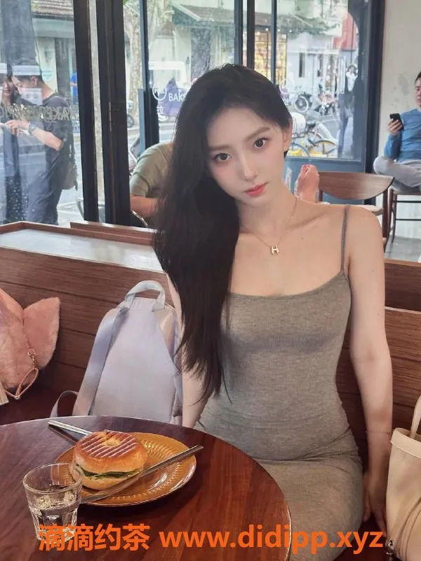 杭州楼凤-20岁薇薇，165cm优雅女神，1500元尽享全套服务