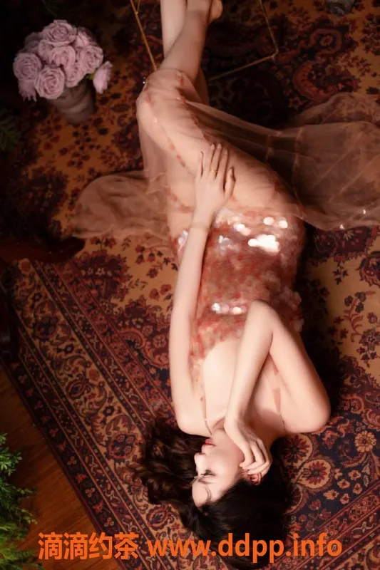 广州楼凤-天河御姐伊丽丝，超大胸8P鸳鸯浴服务