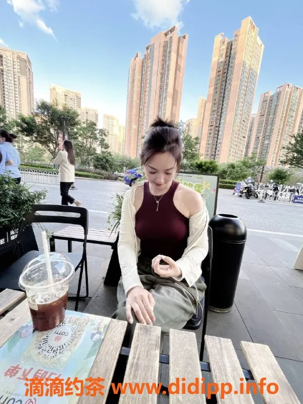 成都楼凤资源信息,28岁嘉嘉，青羊区高颜值代聊服务，160cm 100斤