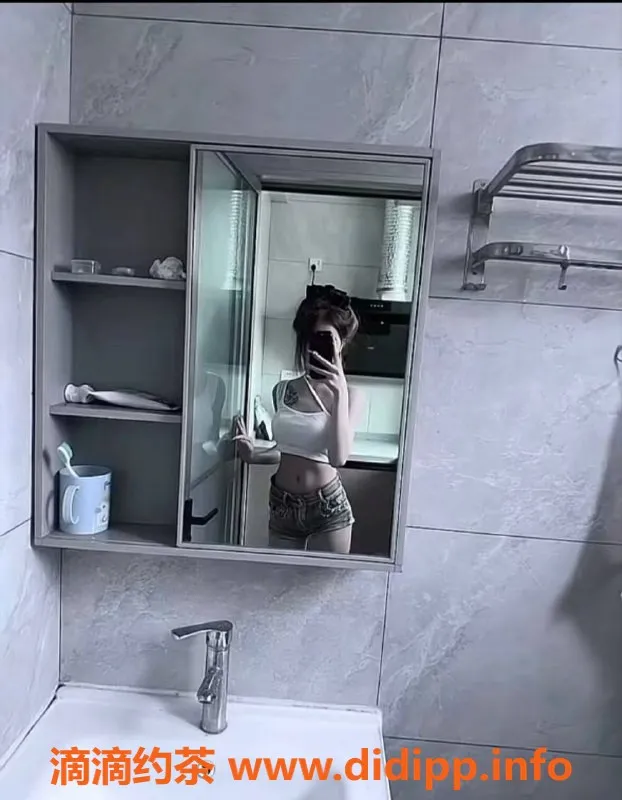 长沙楼凤-长沙夕颜，身高165cm，18岁，600元起服务