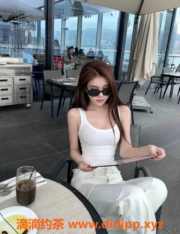 重庆外围-重庆赵露思，18岁花式调情楼凤，服务超赞！