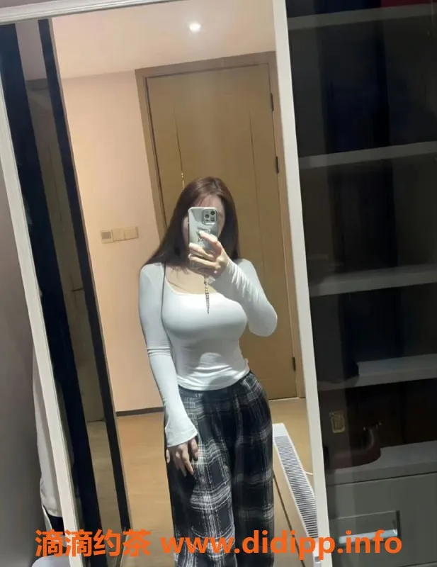 广州楼凤-海珠静静，24岁，168cm，超值茶水服务