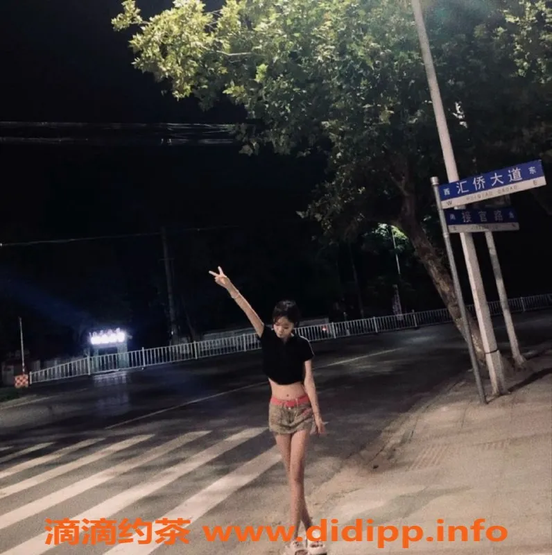 杭州楼凤资源信息,上城嫩妹小玲，600/P巨乳工兵服务等你来体验