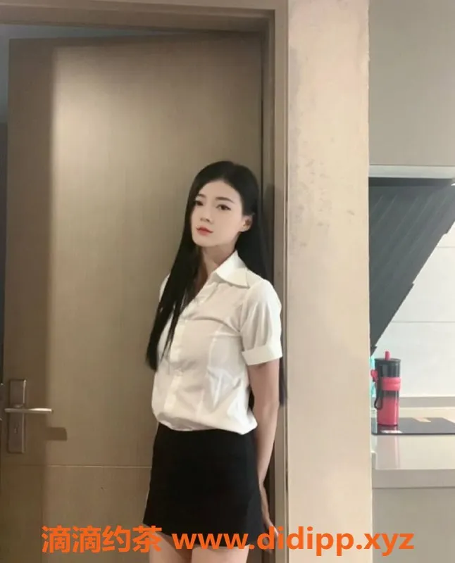 广州楼凤-佛山顺德罗兰老师，700元起的蛇吻服务