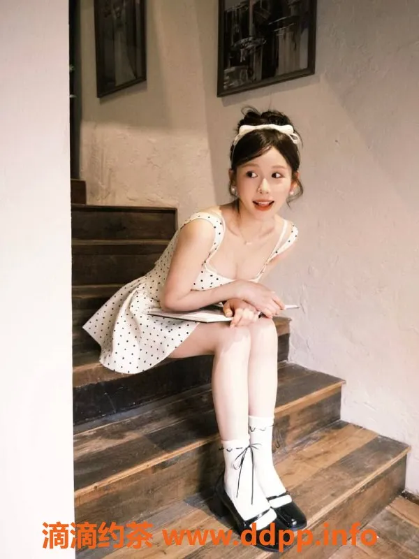 北京楼凤-朝阳双井鑫鑫，真实06学生兼职，2000P一字马服务