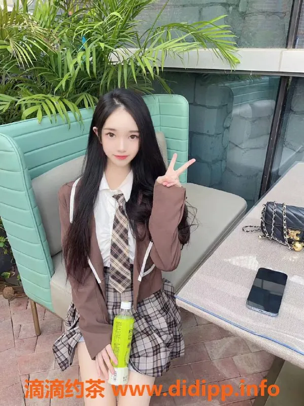 广州楼凤-荔湾小甜甜，嫩妹车震12P服务，体验超赞！