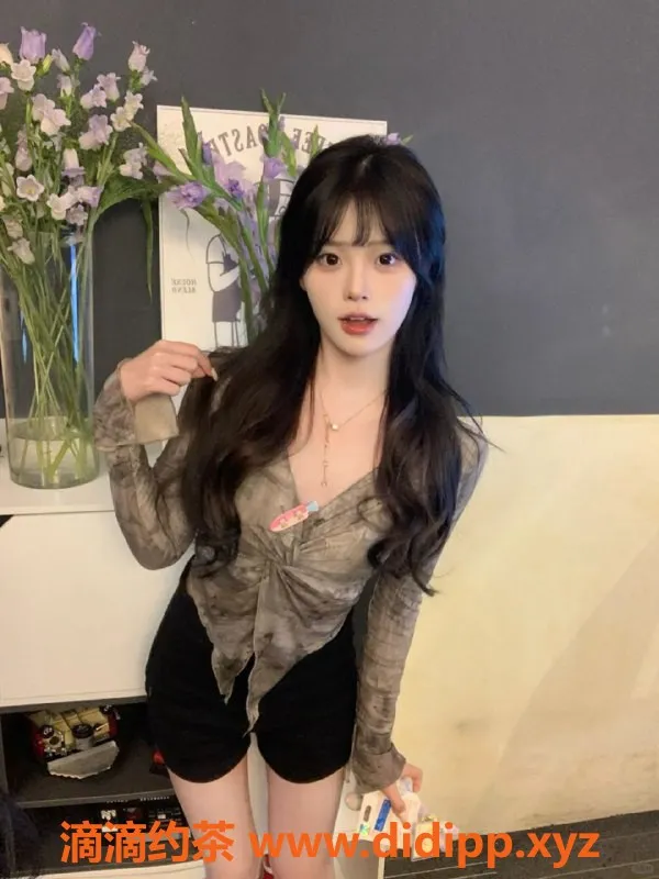 广州楼凤-天河20岁兼职学生妹洛颜，166身高32C诱惑