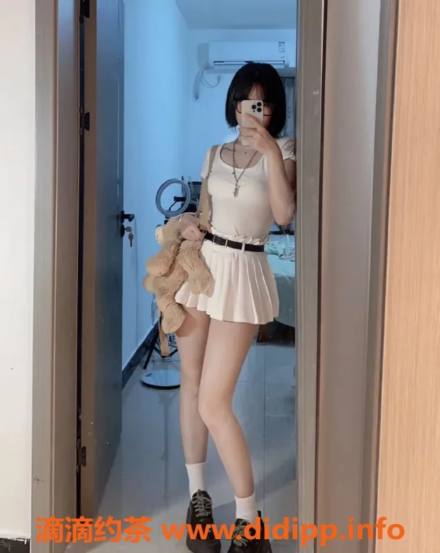 重庆楼凤-18岁蜜枝，165cm B+罩杯，佰乐街优质陪伴