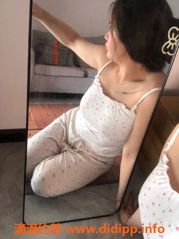 广州楼凤-天河茉茉少妇，诱人舌吻服务，优惠4P课费