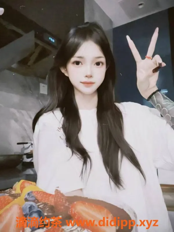 长沙楼凤-开福区佩佩，身高170cm，44kg，19岁，600p起