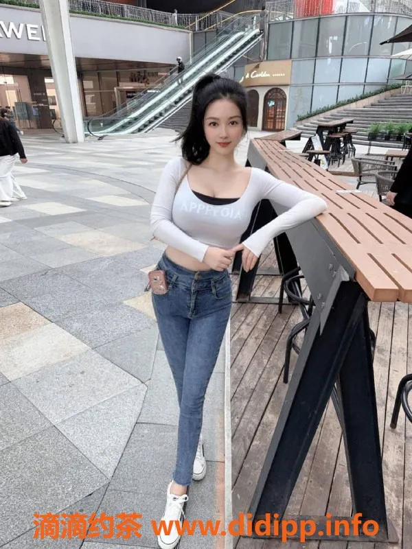 成都楼凤-成华区陈琳，巨乳少妇服务车6P体验