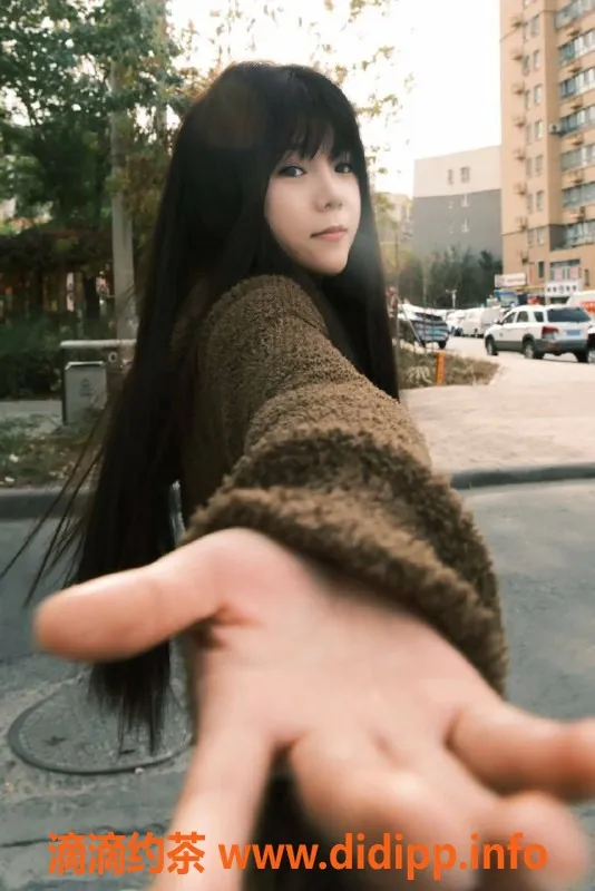 成都楼凤-成华区初雪：168cm、21岁御姐，车费8P起