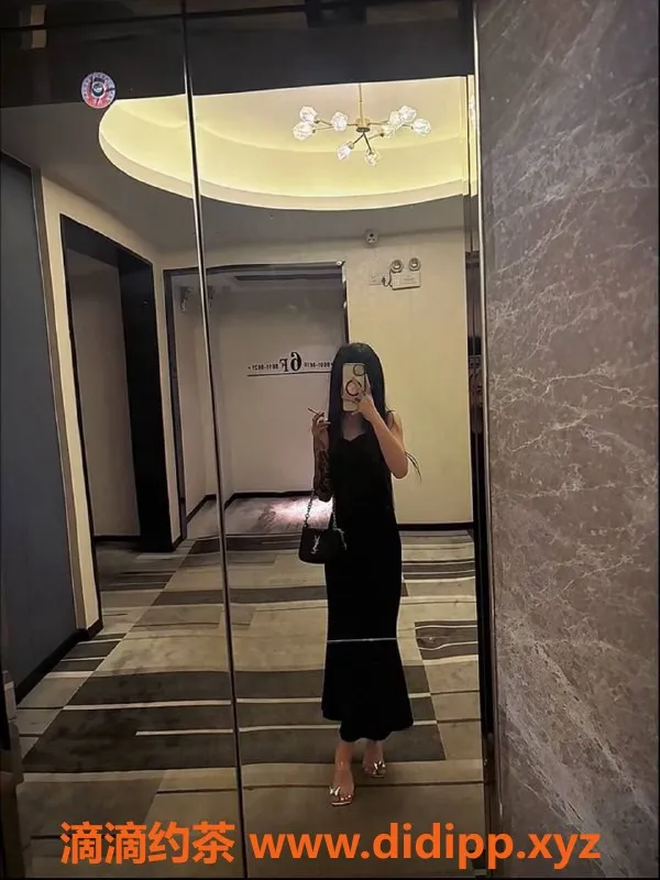 成都楼凤-成华区小嘉琪，身高162，80斤，A罩杯，17岁，青春迷人