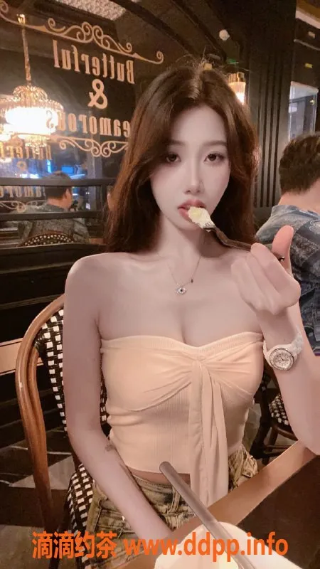 武汉楼凤-武昌菲菲，165cm C罩杯，700元起服务