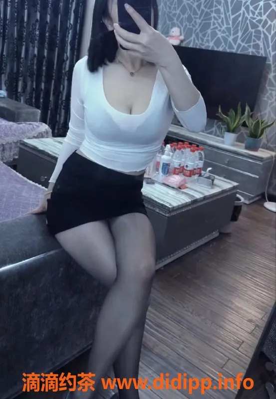 重庆楼凤-江北小诺，26岁，49公斤，天然F杯，激情服务