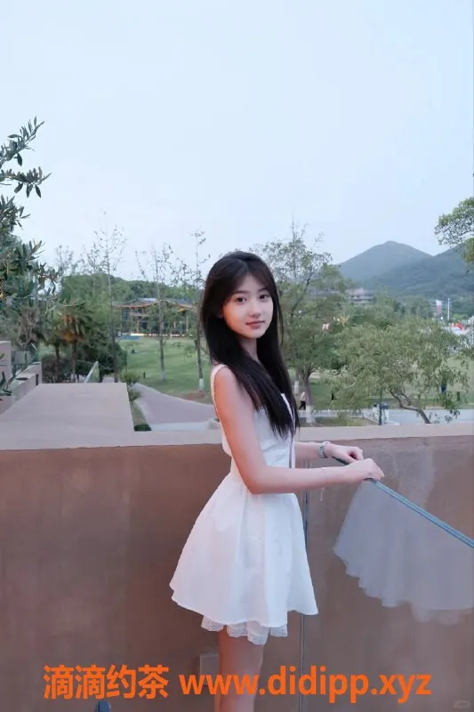 广州楼凤-广州茜蓓，162cm 47kg 20岁暑期兼职