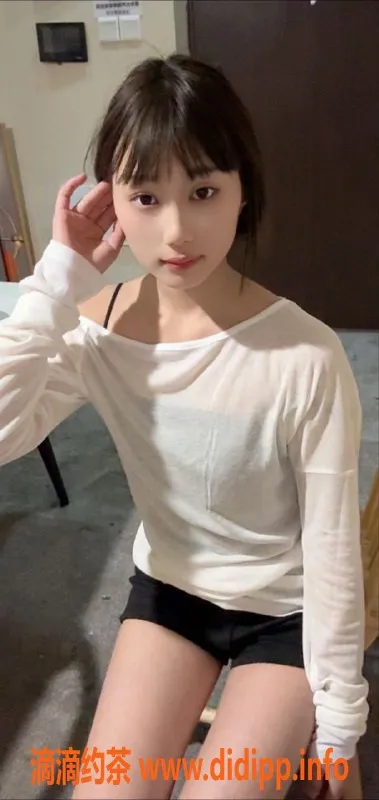 成都楼凤-18岁成华区小荣，身高160，90斤，贫乳陪洗服务