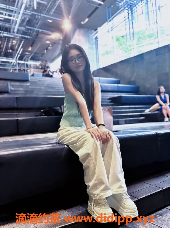 深圳楼凤-南山超嫩19岁菲菲，166cm 36C茶水费700起