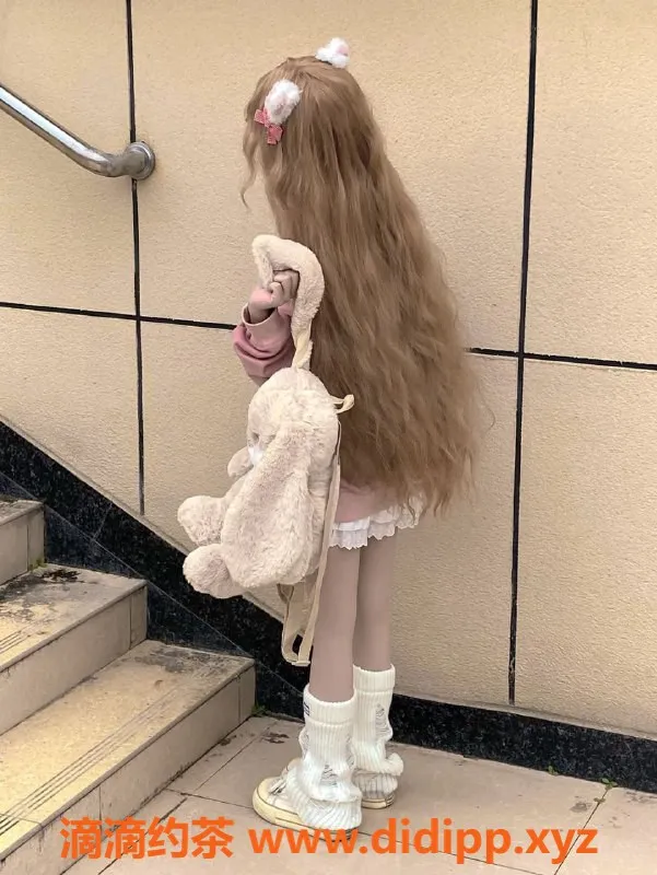 重庆楼凤-渝北回兴小短腿女孩，162cm，18岁，服务主动