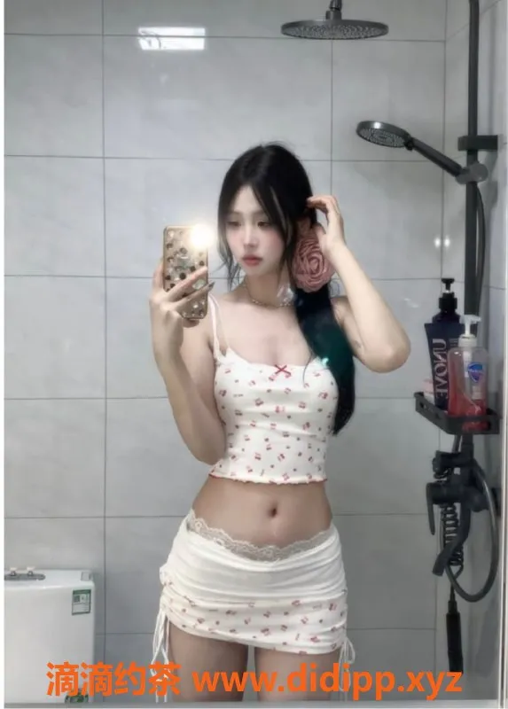 广州楼凤-海珠区22岁反差欲女诗怡，身高164，茶水费500