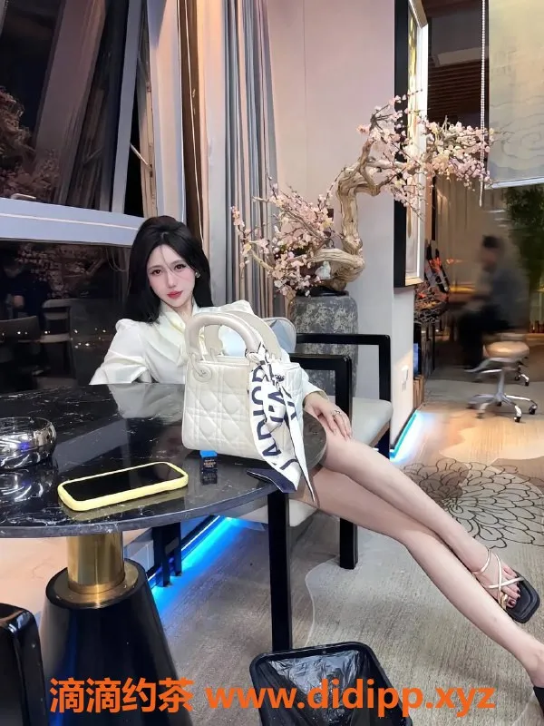 广州楼凤-天河楚楚，160cm，温柔服务，1600元起