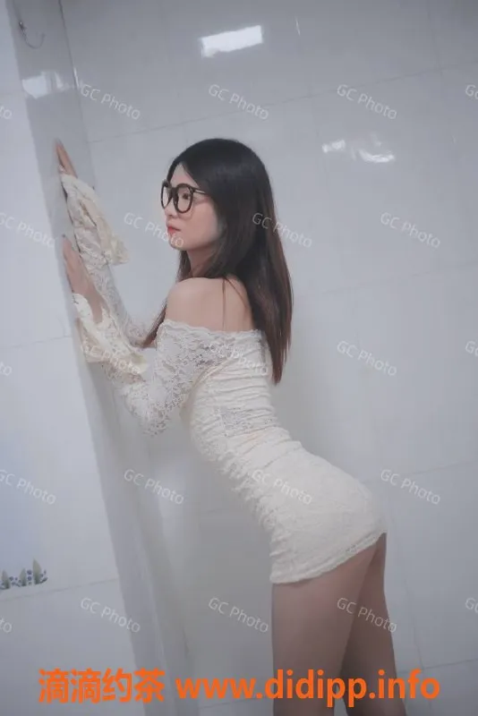 北京楼凤-朝阳佳佳女大学生，1500元配合乖巧