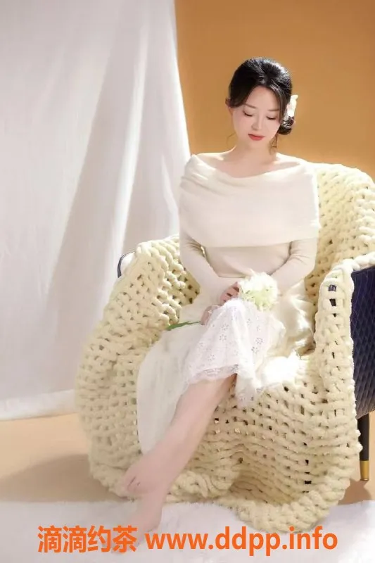 北京楼凤-朝阳安华桥柠檬，25岁C罩杯美女，茶费1K