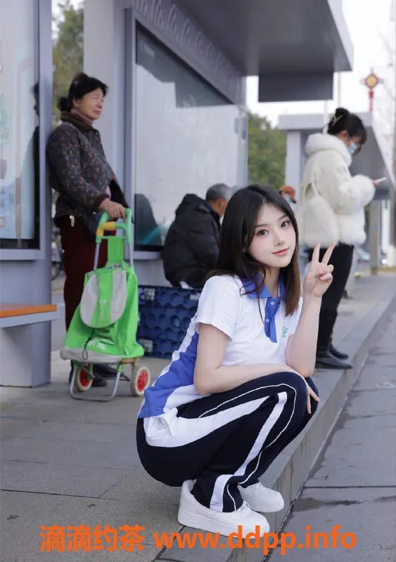 广州楼凤-天河区18岁兼职思思，身高164cm，茶水费600元起