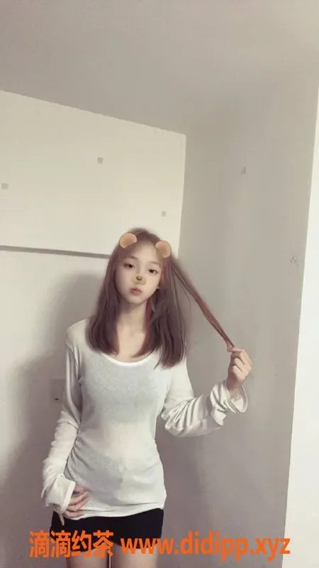 成都楼凤-成华区小爱 18岁165cm B+胸 温柔服务