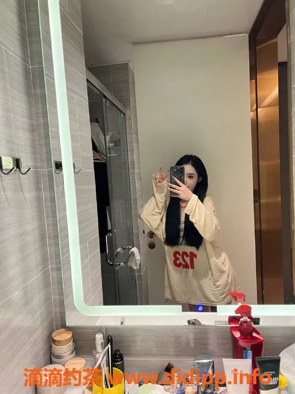 成都楼凤-武侯区嫩妹笑笑，颜值在线，代聊服务