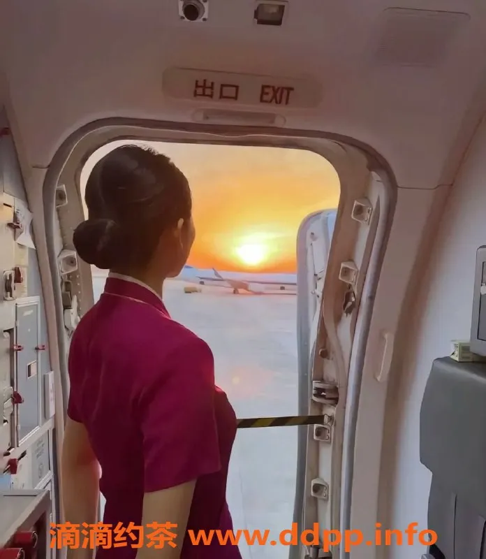 北京楼凤-北京哪吒空姐，173高挑身材，D罩杯，26岁，2000元服务