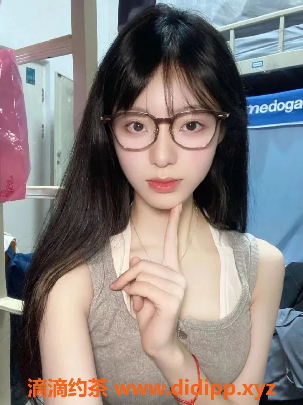 重庆楼凤资源信息,渝北轻轨站宝儿，20岁165cm B罩杯性感妹子