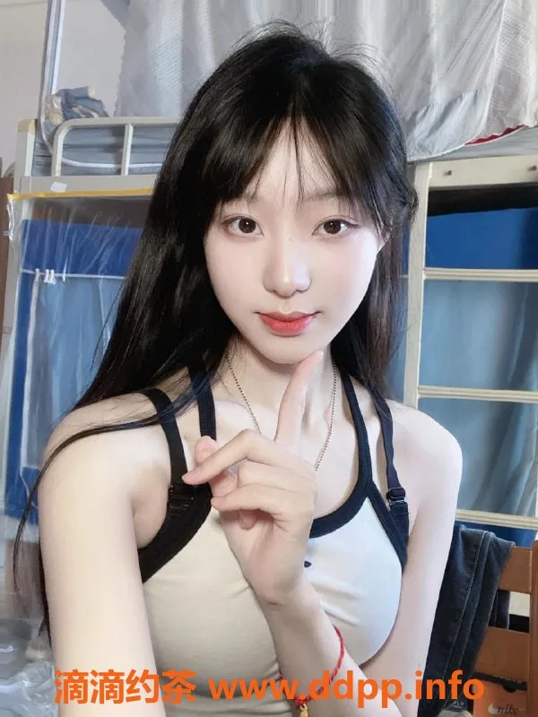 重庆楼凤-渝北轻轨站宝儿，20岁165cm B罩杯性感妹子