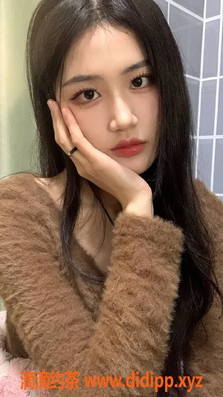 重庆楼凤-渝北小菲：25岁C+胸围165高108体重，超值服务