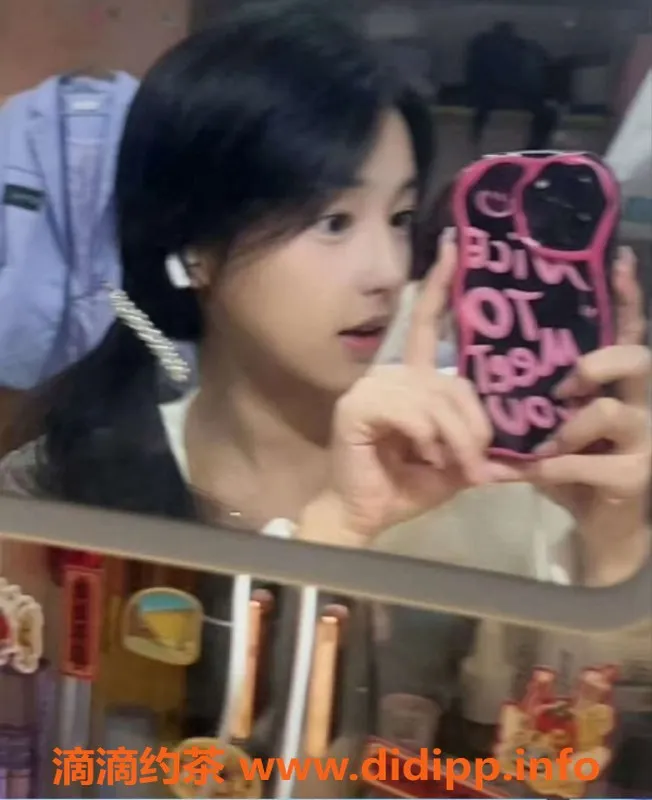 深圳楼凤-宝安小嘉，21岁学生，身材火辣，700享受90分钟