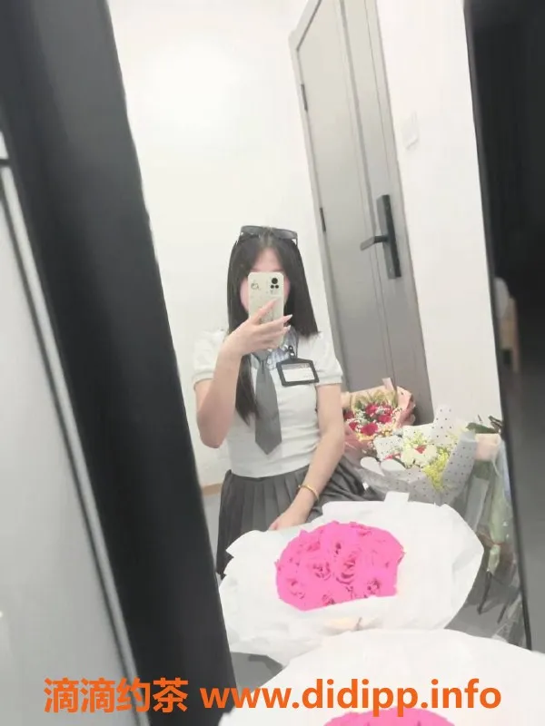 成都楼凤-高新区小泡芙，年轻可爱，胸挺臀翘，服务细腻